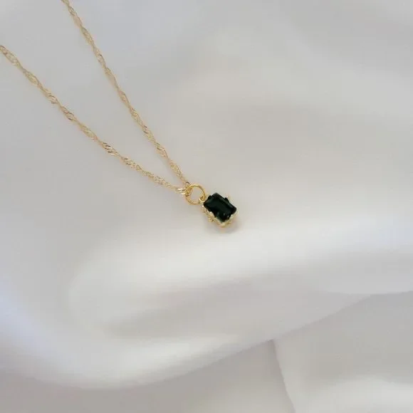 7/$35 Green Crystal Charm Gold Singapore Chain Necklace - Picture 3 of 6